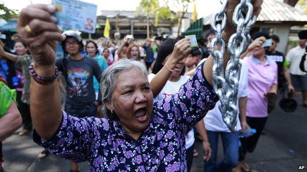 Voter demands to cast ballot in Bangkok, 2 Feb