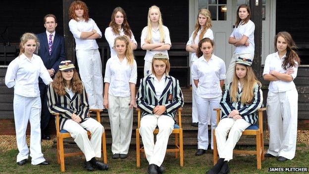 Ipswich School girls recreate cricket pose