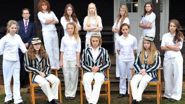 Ipswich School girls recreate cricket pose