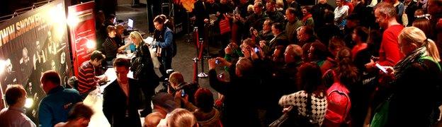 Ronnie O'Sullivan signs autographs