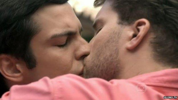 Felix and Niko kissing on the soap opera Amor a Vida