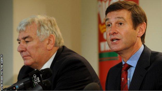 Stuart Gallacher and Roger Lewis at a media conference