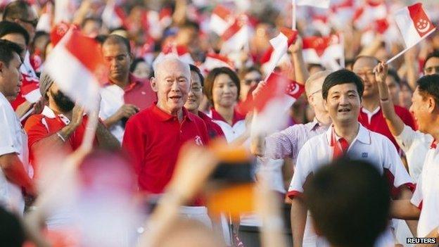 Lee Kuan Yew in crowd 2013