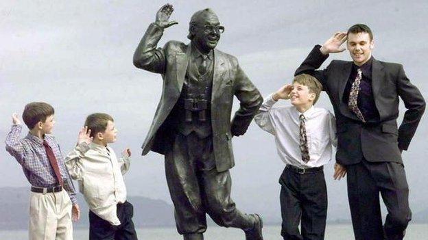 Eric Morecambe's grandchildren pose with his statue in 1999