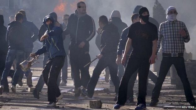 Anti-government protesters clash with riot police in Sarajevo February 7, 2014