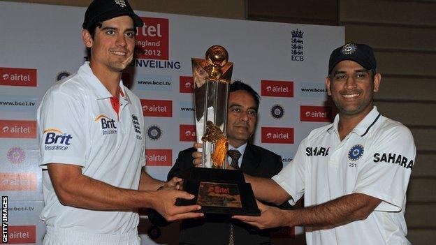 England captain Alastair Cook (L) and his India counterpart MS Dhoni with the Champions Trophy