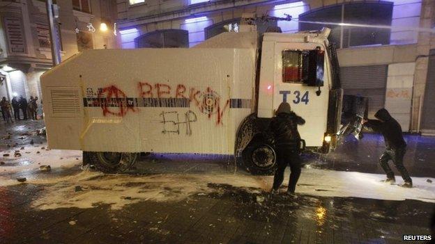 water cannon Istanbul 08 Feb 14