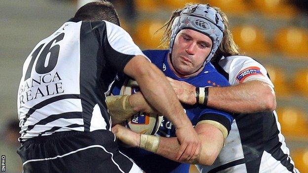 Zebre's Lorenzo Giovanchelli and David Ryan combine to halt Shane Jennings of Leinster