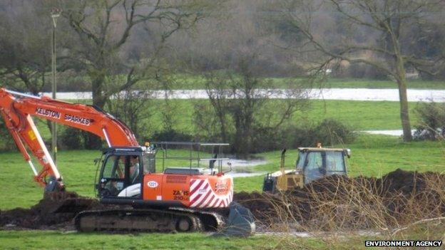 Earth bank at Huntworth being constructed