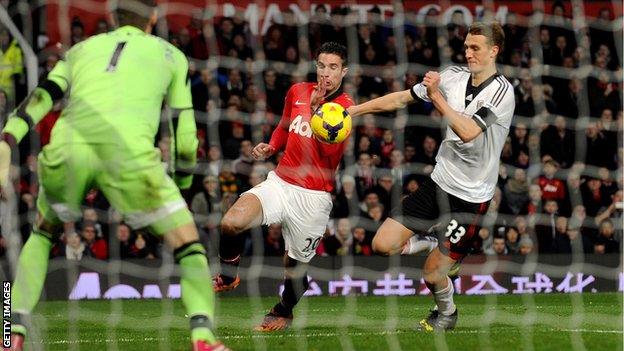 Dan Burn challenges Robin van Persie