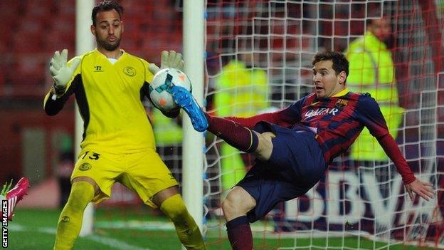 Sevilla's Portuguese goalkeeper Beto (left) vies with Barcelona's Argentinine forward Lionel Messi