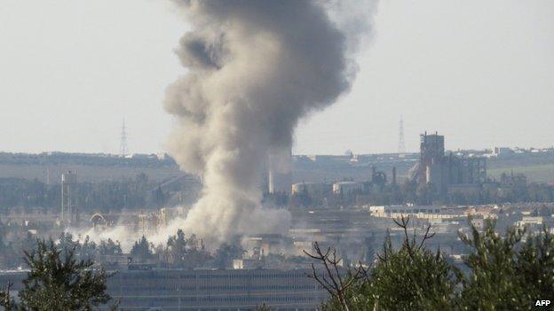 Smoke rises from prison in central Aleppo (6 February 2014)