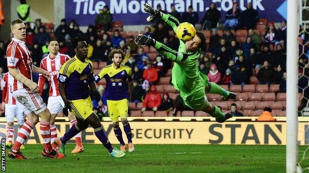 Chico Flores scores