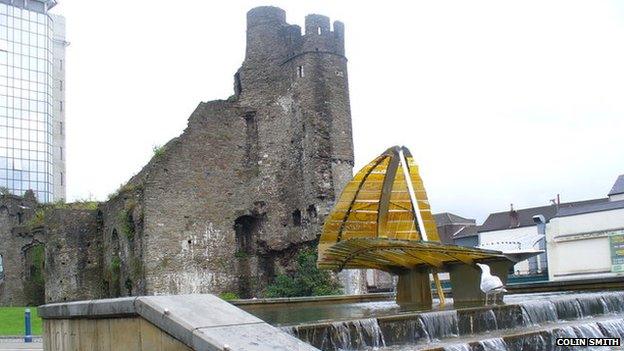 Castle Bailey Street runs between Swansea Castle and Castle Gardens