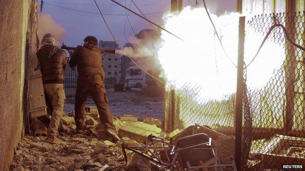 Syrian rebels fire a rocket-propelled grenade in Damascus (30 January 2014)
