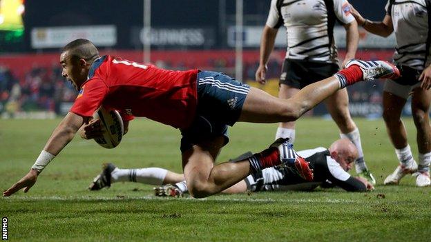 Simon Zebo scores a try for Munster against Zebre