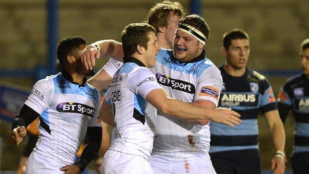 Glasgow players celebrate Mark Bennett's late try