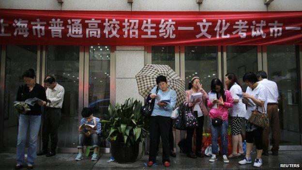 Parents wait outside Shanghai No.1 High School for their children to finish the first part of the "gaokao", China's annual national college entrance exam in Shanghai June 7, 2013