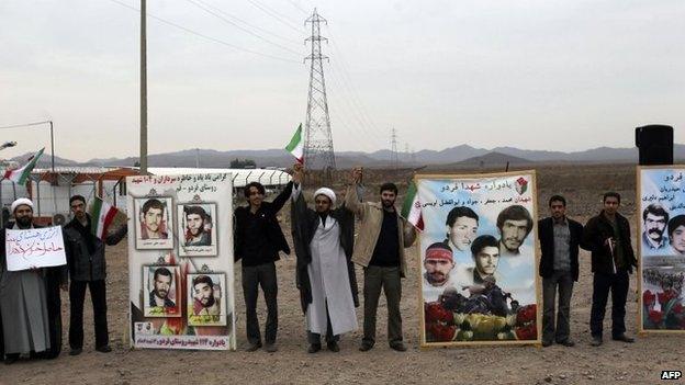 Iranian students form a human chain outside the Fordo uranium enrichment facility, near Qom (19 November 2013)