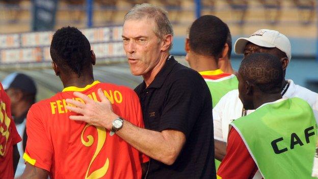 Michel Dussuyer (centre)