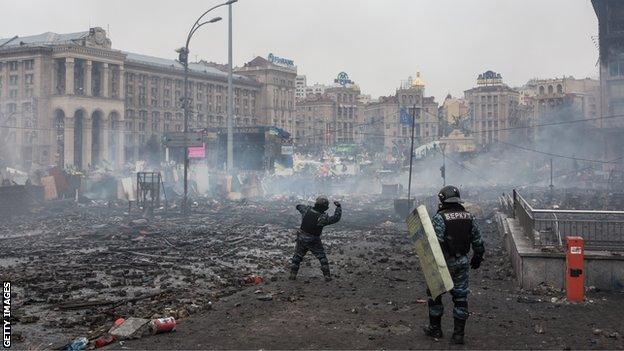 Berkut riot police throw stones at anti-government protesters, who are throwing rocks in return, on Independence Square on February 19, 2014 in Kiev, Ukraine