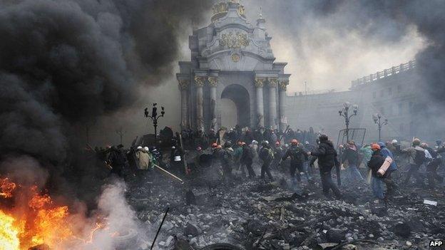 Protesters take up new positions in Kiev, 20 February 2014