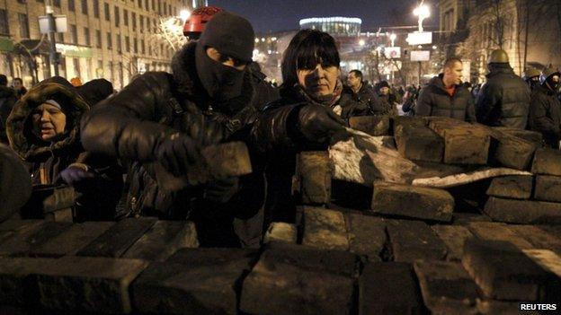 Anti-government protesters build barricades in Kiev (20 February 2014)