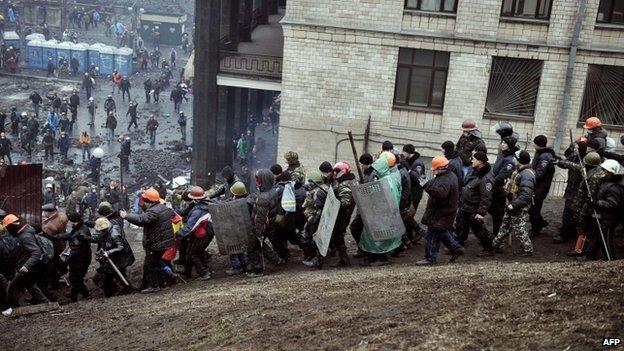 Protesters escort policemen captured in Kiev (20 February 2014)