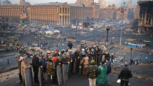 Crowds gather Ukraine