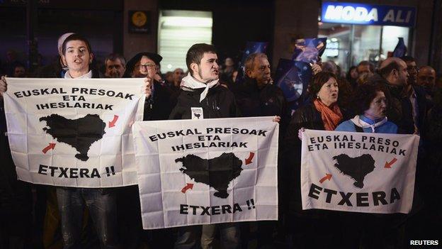 Demonstrators hold up banners calling for the regroupment of ETA prisoners in Basque jails during a march in Bilbao (11 Jan 2014)