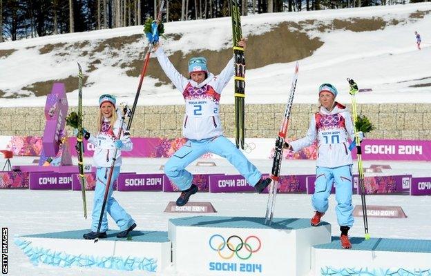 Marit Bjoergen (centre)