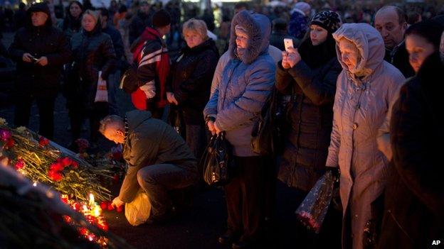 Men and women at a memorial on Monday for people killed in clashes with police at Independence Square in Kiev, Ukraine