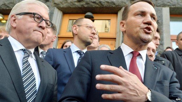 Radoslaw Sikorski, right, flanked by German counterpart Frank-Walter Steinmeier. 21 Feb 2014