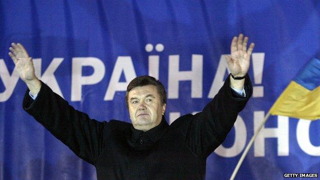 Viktor Yanukovych greets supporters in December 2004