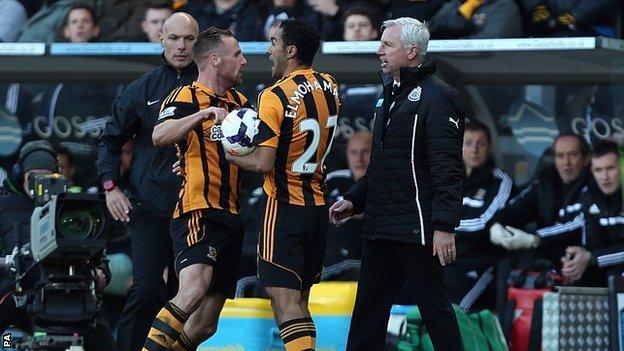 Alan Pardew clashes with David Meyler