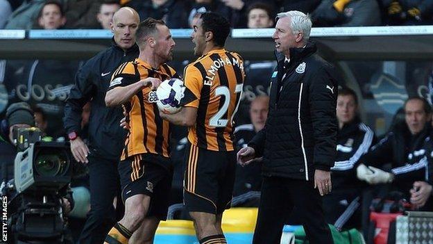 Alan Pardew confronts David Meyler