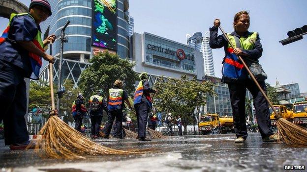 City cleaners in Bangkok (2 March 2014)