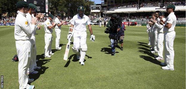 The Australian team formed a guard of honour as Graeme Smith walked out to bat for a final time