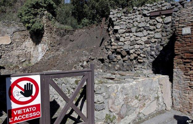 Damaged wall in Pompeii (3 March 2014)