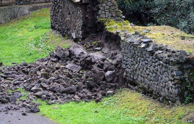 Collapsed wall in Pompeii (2 March 2014)