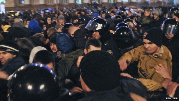 Pro-Russian and pro-Ukrainian protesters clash in Donetsk, eastern Ukraine. Photo: 5 March 2014