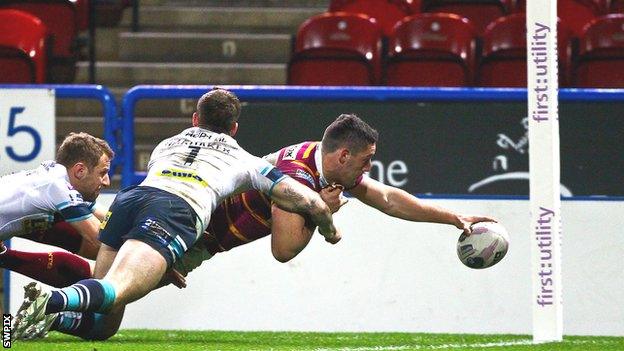 Joe Wardle scores a try for Huddersfield