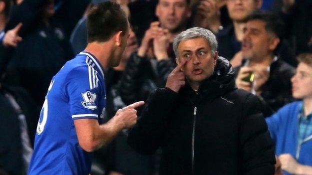 Chelsea manager Jose Mourinho talks to his captain John Terry during the 4-0 win over Tottenham