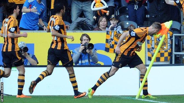 Hull City's David Meyler headbutts corner flag