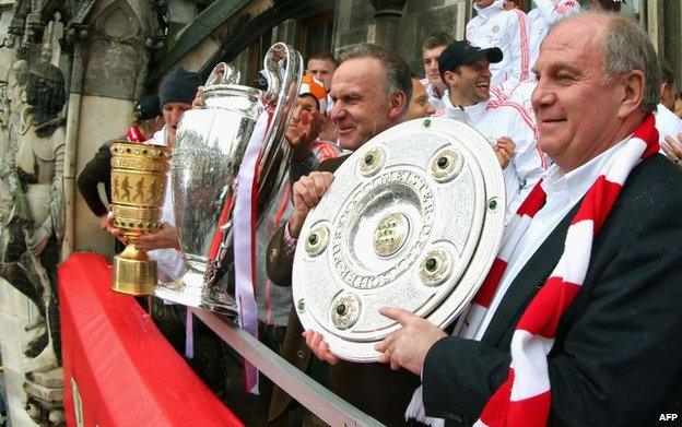 Uli Hoeness (R), here with Bayern chairman Karl-Heinz Rummenigge, remains popular with fans (March 2013)