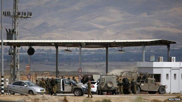 Israeli soldiers at the Allenby border crossing between West Bank and Jordan (10 March 2014)