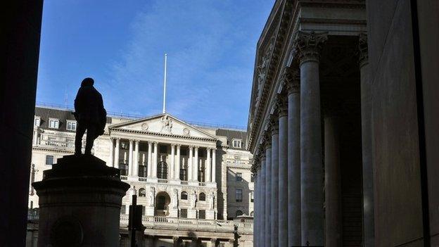 The main facade of the Bank of England, on Threadneedle Street in the City of London, with the Royal Exchange on the right, 21/01/2009