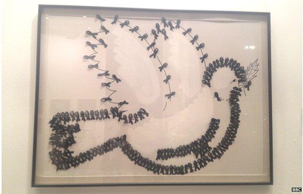 An art work remembering the bombing victims, depicting a dove made of 191 black ribbons, called Paloma de 191 lazos negros, by Marisol Alfageme