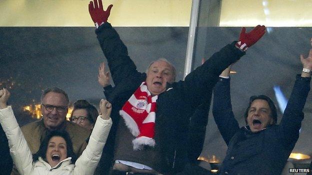 Uli Hoeness celebrates Arsenal win (11 March 2014)