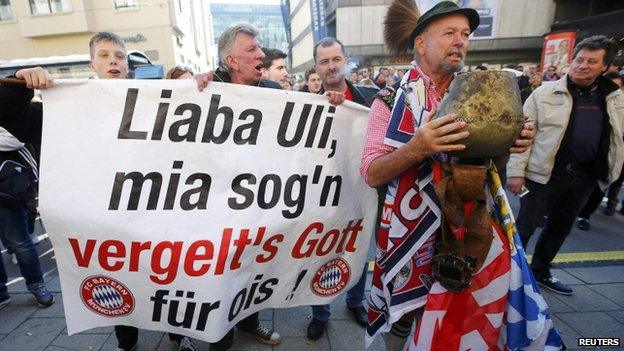 Fans outside the court (13 March 2014)